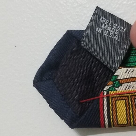 great gift: NWOT Andhurst wreathed doors silk Christmas tie - Picture 5 of 6